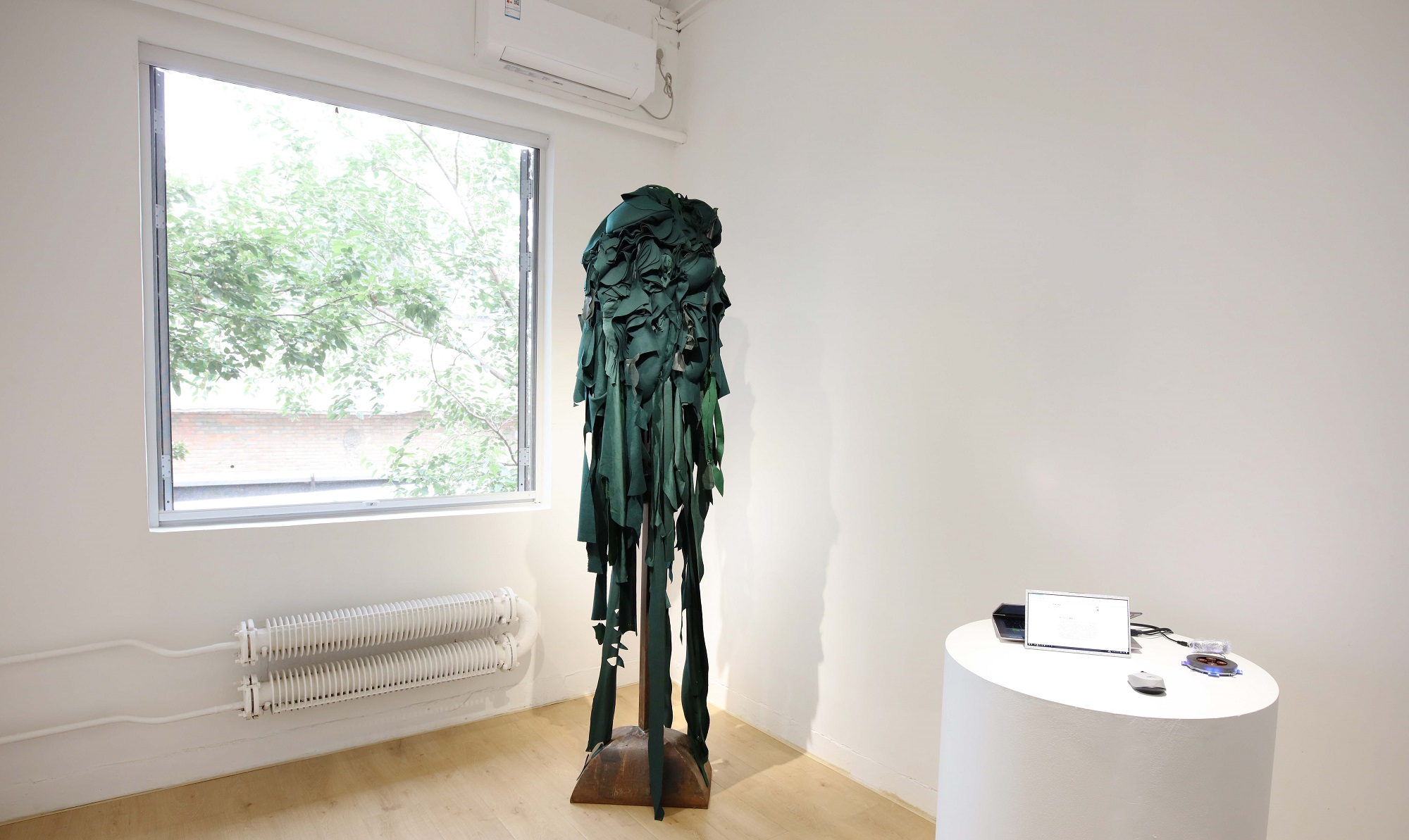 刘符洁-肖像的提示  毛毡，铁，皮革 60x50x230cm 2020.JPG
