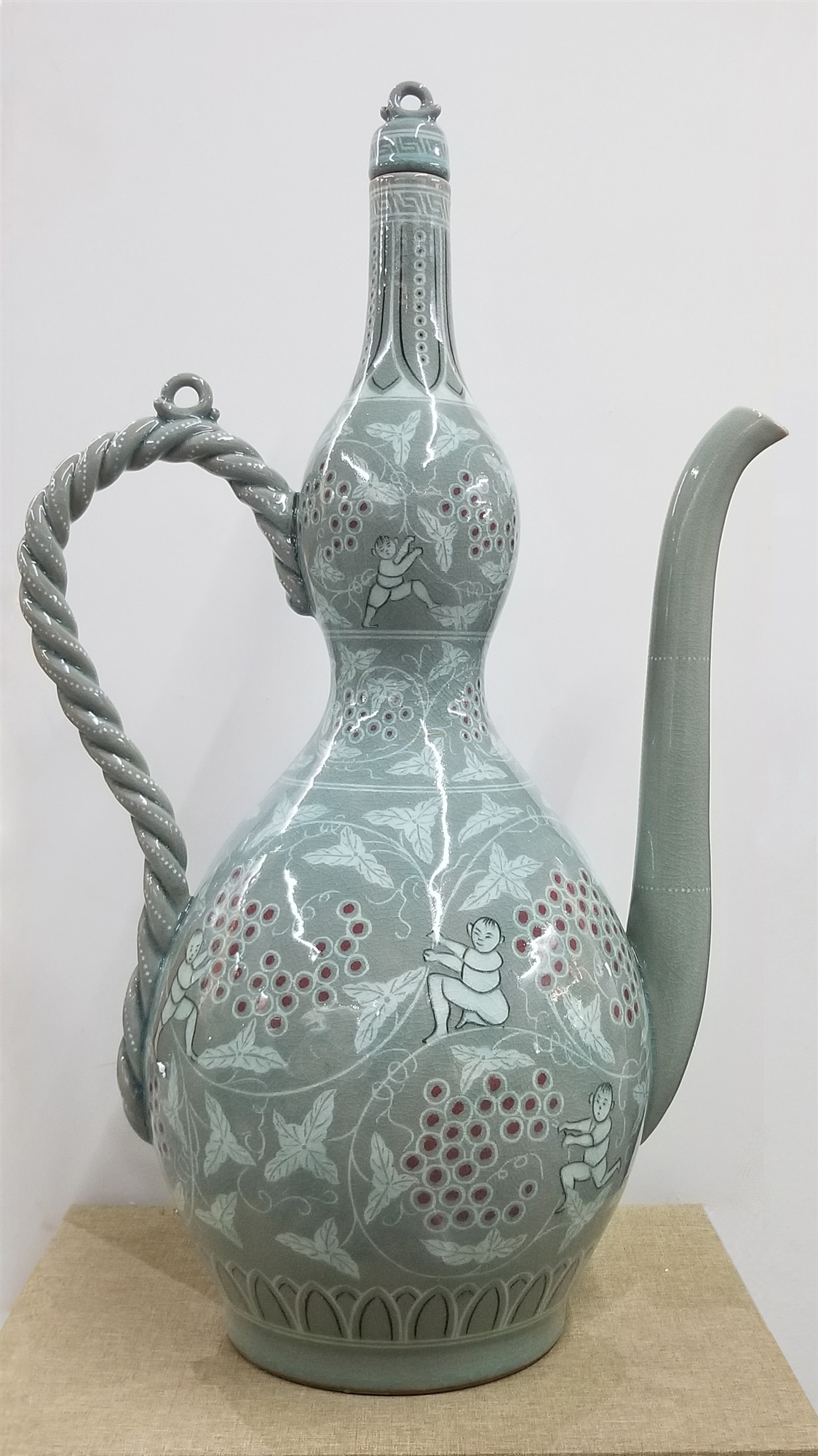 5.葡萄和小孩镶嵌装饰青瓷花瓶2006  70x43cm.jpg