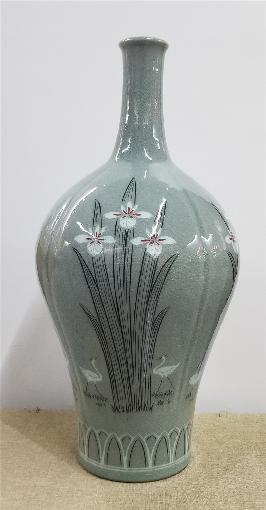 6.溪荪和鹤镶嵌装饰青瓷花瓶2013 49.5x25cm.jpg